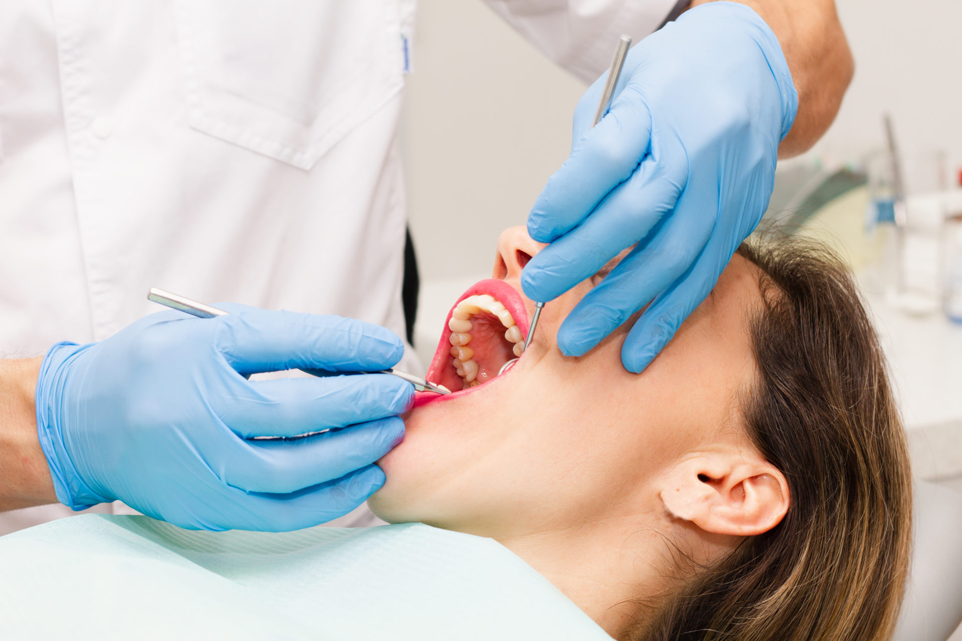 歯の治療を受ける女性
