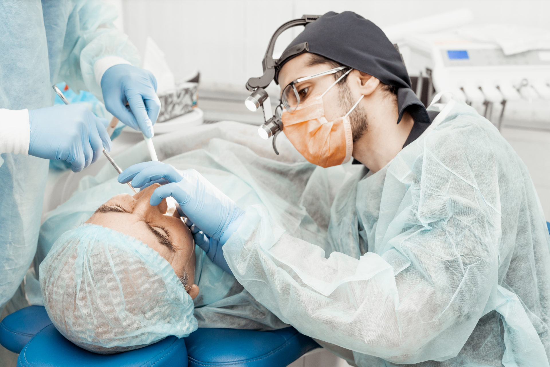 インプラントを埋入する歯科医師